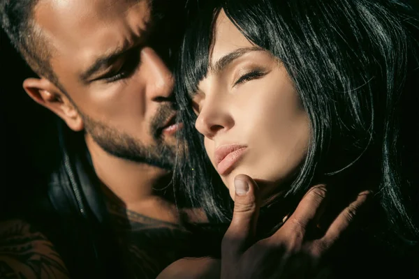 Υπέροχο σέξι ζευγάρι ερωτευμένο με φιλιά. Άντρας φιλάει αισθησιακή γυναίκα. Ρομαντικό φιλί. Ζευγάρια εραστές στο τρυφερό πάθος. Όμορφη όμορφη γυναίκα κοντά στον άντρα. — Φωτογραφία Αρχείου