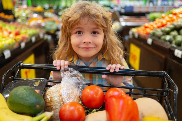 Nahaufnahme Porträt von Kindern beim Einkaufen im Supermarkt. Einkaufswagen, Lebensmittelgeschäft-Konzept. — Stockfoto