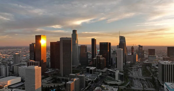 Los Angeles downtown. Kalifornien-Thema mit LA-Hintergrund. Los Angels Innenstadt. Fliegen von los angels, gefilmt LA per Drohne. — Stockfoto