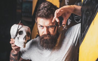 Şık kuaför dükkanı istemci sakallı. Tıraş adam ve jilet adam. Adam ziyaret kuaförü kuaför dükkanında. Usta Kuaför yok saç modeli ve tarz ile makas ve tarak.