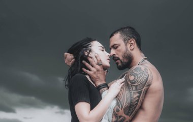 Kucaklamak ve öpmek. İki Fransız öpücüğü içinde. İçinde aşk ve ben seni seviyorum. Şehvetli kucaklama çift öp. İki aşık. Romantik ve aşk. Samimi ilişki ve cinsel ilişki. Tutku ve şehvetli dokunmatik.