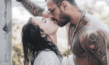 Tutku aşk çift. Romantik an. Yakışıklı kaslı adam ve inanılmaz seksi kadın. Kozmopolit bir çift. Aşk ve flört. Kaslı adam ve uygun genç kadın öpüşme slim. Çift gol.