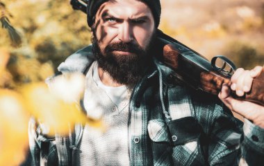 Ormandaki avcı. Avcılık lisansları. Avcılık öldürme ya da bindirme hayvan uygulamadır. Hunter avı av tüfeği silahla. Açık ve kapalı av sezonu.