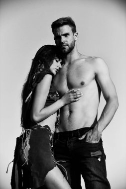 Dışarıda tutkulu bir çiftin romantik anı. Şehvetli insanlar..