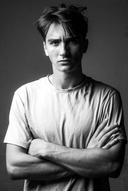 Yakışıklı, kendine güvenen, mükemmel saç stili, stüdyo resmi..