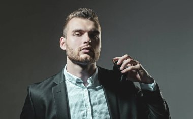 Parfüm lüzfünü. Bir şişe parfümeri tutan adam. Mans parfüm konsepti. Erkekparfüm.