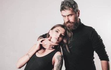 Vahşi sakallı adam ve dövmeli kadın. Kuaför ve berber dükkanı. Dövme salonu. Erkek sakalı bakımı. Hipster adam ve seksi kız. İlişki. Moda çifti. Birbirine aşık çiftler. vahşi insanlar.
