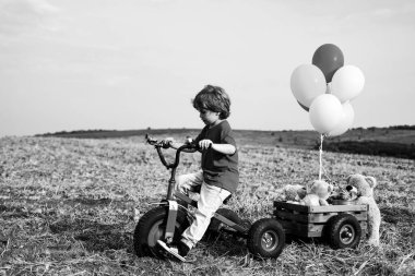 Sevimli genç çocuk. Mutlu bir çocuğun portresi. Anın tadını çıkar. Yürüyüşe çıkmış duygusal küçük çocuk. Küçük çocuk temiz havada eğleniyor. Küçük şirin çocuk gülümsüyor..