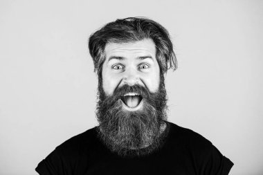 Mutlu adam gülen surat. Uzun sakallı ve bıyıklı yakışıklı genç adam. Sakallı adam. Olumlu insan yüz ifadeleri ve duyguları.