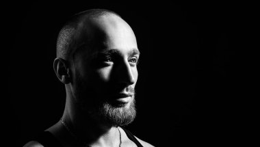 Yakışıklı adam, moda tarzındaki adamın yakın portresi. Erkekler cinsellik, cazibe ve karizma.