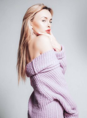 Makyajı kadar iyi hissediyor. Makyaj modeli güzellik bakmak. Renkli makyaj ve uzun sarı saçlı şehvetli kadın. Seksi kırmızı dudak makyajı giyen güzel kız