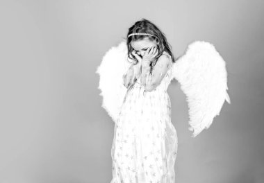 Renkli arka planda güzel bir melek kızın yüzü. Güzel küçük melek kız. Melek yüzlü çocuk.