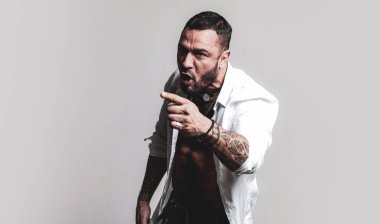 Öfke kavramı. Saldırgan adam öfkeyle bağırır. Adam gergin yüz ileri parmak işaret bağırarak. Öfke saldırısı. Çok kızgınım. Mutsuz mafya babası. Yakışıklı mafya babası. Başarısız anlaşma