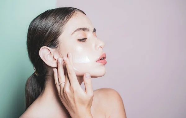 Cara de mujer con escamas bajo los ojos. Copos de mujer. Parches bajo los ojos cerrados para la mujer. Primer plano de una joven con manchas bajo los ojos de las arrugas y las ojeras . —  Fotos de Stock