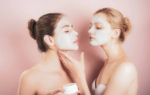 Spa och wellness. Flickor vänner systrar gör lera ansiktsmask. Anti-åldersvård. Var vacker. Hudvård för alla åldrar. Kvinnor som har kul hud mask. Ren skönhet. Skönhetsprodukt. Applicera lermask — Stockfoto