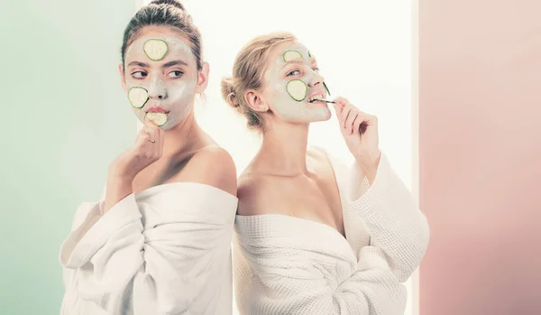 Retrato de dos hermosas modelos femeninas jóvenes con maquillaje facial natural. Concepto de cuidado de la piel. Crema facial. Hermosa cara de mujer joven con piel fresca . — Foto de Stock