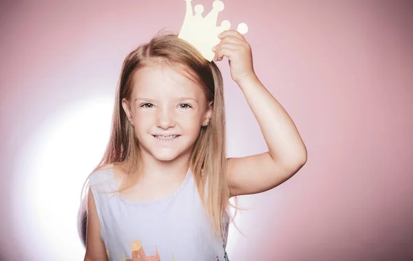 Niedliches kleines Mädchen im Prinzessinnenkostüm. fröhliches kleines Mädchen mit langen blonden Haaren im Tüllrock, die Prinzessinnenkrone auf dem Kopf isoliert auf rosa Hintergrund. junges hübsches Mädchen im rosa Kleid. — Stockfoto