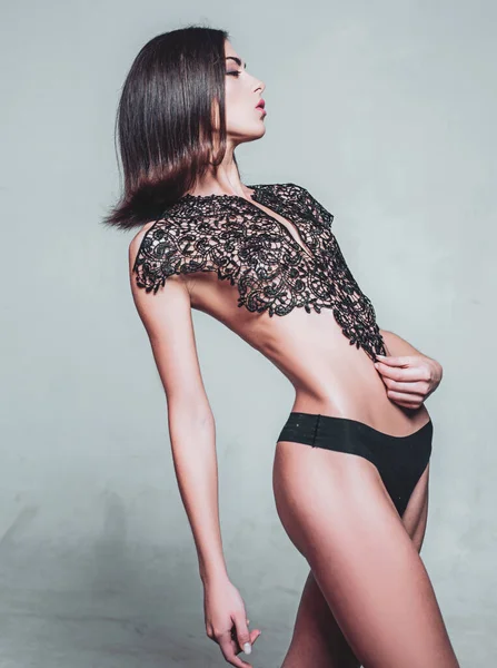 Eleganta kvinnan med perfekt hud. Sensuell vacker kvinna med perfekt smal kropp poserar i studio. — Stockfoto