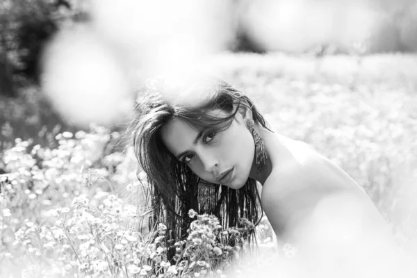 Chica sexy de primavera. Sensual primavera mujer joven al aire libre disfrutando de la naturaleza. Mujer joven sonriente en Green Grass. Spring Meadow. Hermosa dama en el campo. — Foto de Stock