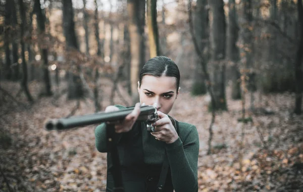 Vadászpuskás vadásznő. Vadászat az erdőben. Hunter asszony portréja. Zárt és nyitott vadászidény. Őszi vadászidény. Vadászat. — Stock Fotó