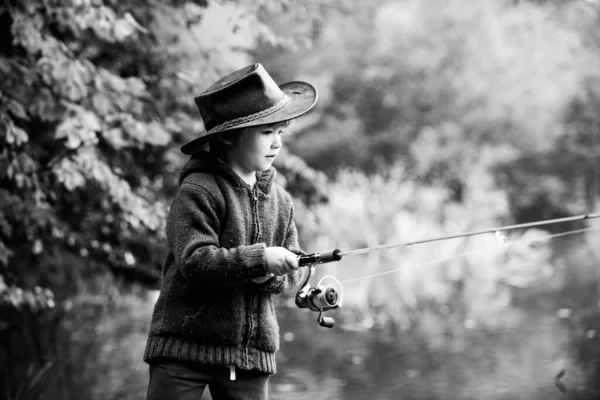 Niños pescando en el lago de montaña en otoño. — Foto de Stock