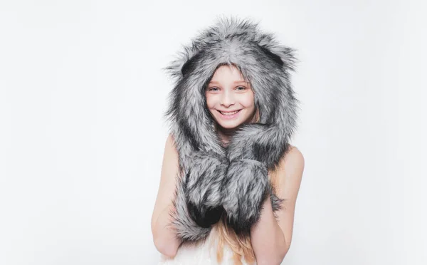 Glückliches Kinderlächeln im modischen Stil. kleines Mädchen trägt Wintermütze Schal. kleine Fashionista. glückliches Kinderlächeln im modischen Stil. Wintermode-Trends für Kinder. Tipps zur Pflege von Pelzbekleidung — Stockfoto