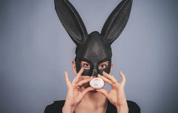 Los labios y la Pascua, lápiz labial beso huella en huevo de Pascua. Conejita de Pascua mujer, conejo y niña. Chica con orejas de conejo de encaje. —  Fotos de Stock