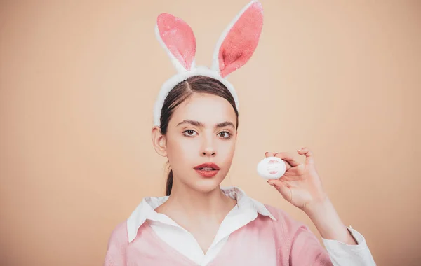 Feliz Pascua. Lápiz labial beso huella en huevo de Pascua. Conejita de Pascua mujer, conejo y niña. Retrato de una mujer feliz con orejas de conejo. Caza de huevos . — Foto de Stock
