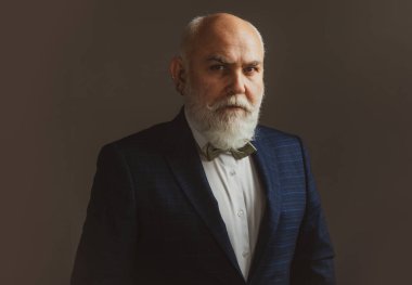 Ciddi bir son sınıf öğrencisi. Orta yaşlı bir adam. Büyükbaba, büyükbaba.