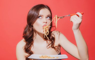 İtalyan mutfağı konsepti. Sağlıklı menü. Seksi kadın lezzetli makarna yiyor. İtalya 'dan yemek. Spagetti..