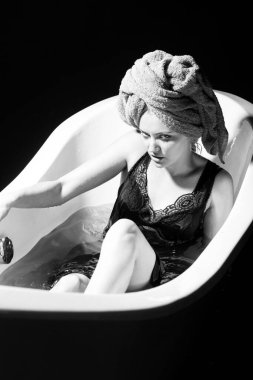 Depresyon banyodaki üzgün kadın. Üzüntü, keder, hüsran. Yalnız üzgün kız.