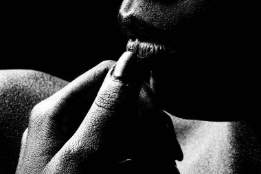 Kadın yüzünde altın rengi boya. Altın dudaklar yakın çekim. Altın metal dudak. Güzel makyaj. Güzel kadın ağzında altın dudak parlatıcısı, yakın plan..