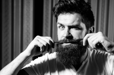 Uzun bıyıklı komik adam. Sakallı, bıyıklı, eşcinsel. Berber dükkanı konsepti. Bıyıklı adamlar.