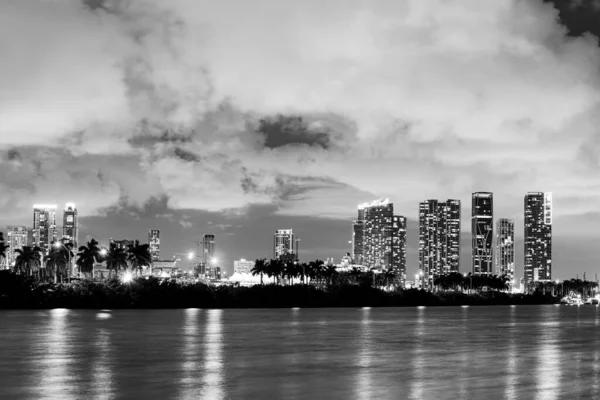 Miami város estéje. Gyönyörű Miami Florida napnyugtakor. — Stock Fotó