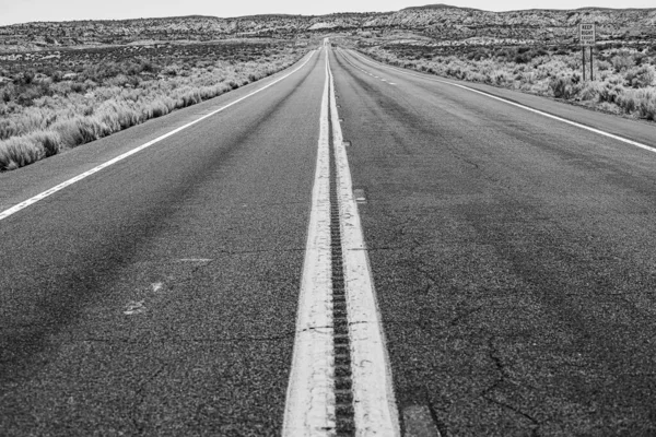 Asfalto estrada paisagem rodoviária. Estrada do deserto do sudoeste americano. — Fotografia de Stock