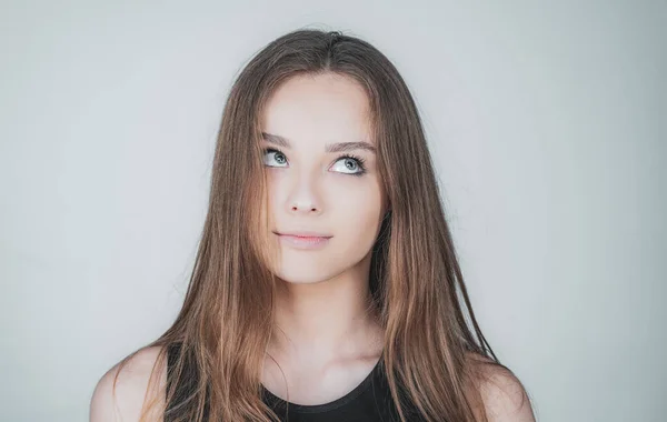 Close up retrato de uma bela jovem mulher com cabelo loiro. Mulher branca modelo posando dentro de casa . — Fotografia de Stock