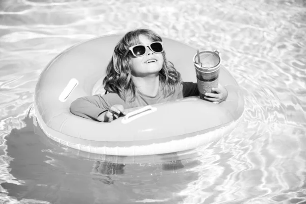 Vacances d'été amusant. Cocktail sur la piscine d'eau en été. Drôle de portrait d'enfant. Enfant qui s'amuse dans la piscine à l'extérieur. Mode de vie sain des enfants. — Photo