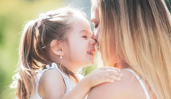 Mère amour. Mère et enfant fille jouant baisers et câlins. Petite fille embrassant sa mère heureuse . — Photo