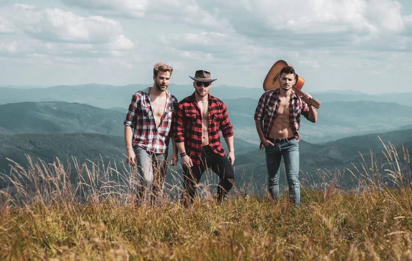 田舎を歩く若者たち。マウンテンハイキングの若者。目標成功の自由と達成の概念。青と曇りの空の上でのキャンプとハイキング. — ストック写真