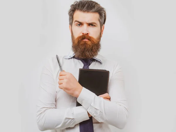 El hombre de negocios está pensando en algo con lápiz. Sueños de negocios. Joven reflexivo con camisa y corbata sosteniendo bloc de notas y bolígrafo. — Foto de Stock