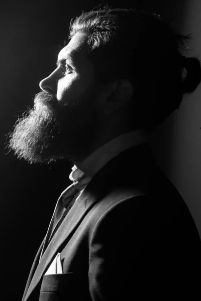 Тень мужского бородатого профиля. Бородатый мужчина с бородой, бородатый гей. Концепция парикмахерской. Усатые мужчины. — стоковое фото