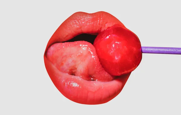 Nahaufnahme Lippen mit Lutscher isoliert, sexy Blowjob, sinnlicher Mund mit Lippenstift isst Süßigkeiten. sexy Design für Frauen und Mädchen. schöne Lippen isoliert auf weiß. — Stockfoto
