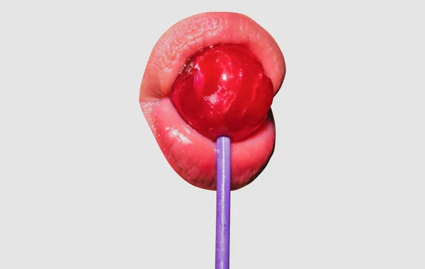 Sinnliche rote Lippen mit Bonbon-Print. Roter Lutscher im Mund im Kunstdesign. Womans Lippen lecken Lutscher. Sinnlicher Mund mit Süßigkeiten-Konzept Genuss schöne weibliche Lippen isoliert auf weiß. — Stockfoto