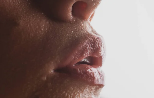 Chica con labios húmedos sexy. Labio y cuidado de la piel. Lápiz labial higiénico. Tratamiento del herpes. —  Fotos de Stock