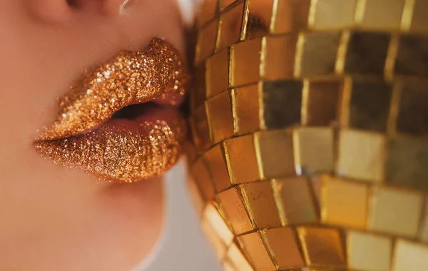 Trucco labbra metalliche dorate. Bel trucco per le labbra. Rossetto lucente sexy. — Foto Stock