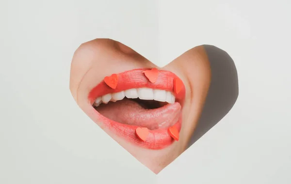 Mosolygó szexi vörös ajkak. Szájjal a szívnek. Szenvedélyes smink. Szerelmi fogalom. — Stock Fotó