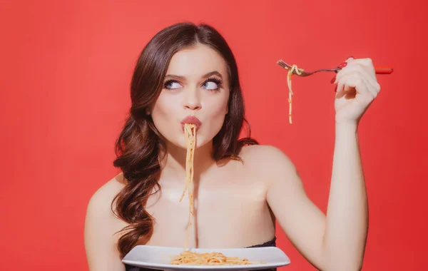 Italiaanse vrouw eet Bolognese pasta. Een vrouw kookte spaghetti. Italia eten en menu concept. Vrouw zuigt spaghetti. — Stockfoto