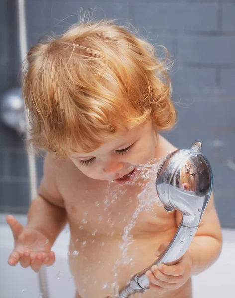 Doccia per bambini. Bagni per bambini in un bagno con schiuma e bolle di sapone. — Foto Stock