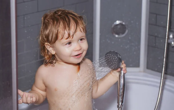 Gyerek fürdő. Baba gyermek mosás a fürdőszobában hab. — Stock Fotó