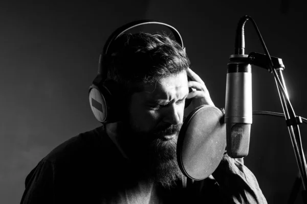 Portret mężczyzny śpiewającego z mikrofonem muzycznym. — Zdjęcie stockowe